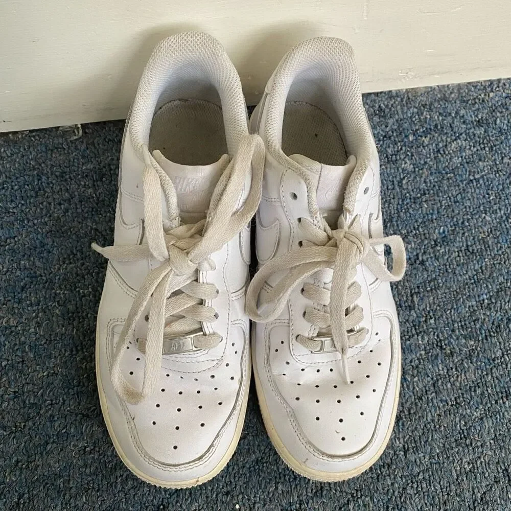 Nike women 7 Air Force one classic tie up sneakers white